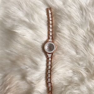 Ⓜ️1️⃣white and gold watch